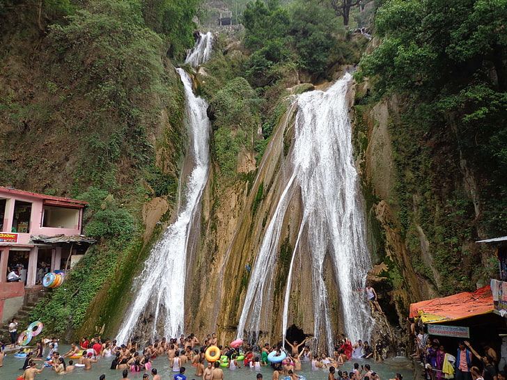 Collage showcasing Mussoorie tours, best time to visit, activities, and travel options for reaching this scenic hill station.