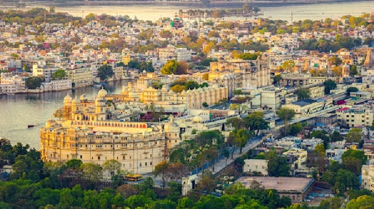 Experience the beauty of Udaipur with city tours and family-friendly excursions. Explore majestic palaces and historic havelis on your Udaipur family tour.