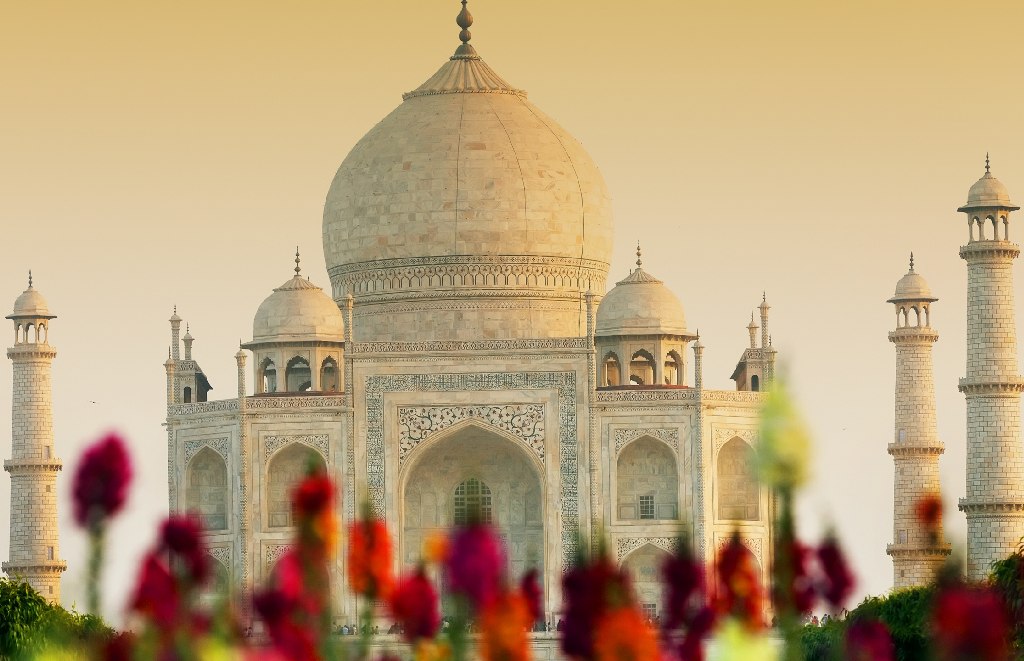 Descubre todo sobre Agra: historia, cultura y turismo. Planifica tu viaje a Agra y explora sus maravillas, como el Taj Mahal y el Fuerte de Agra.