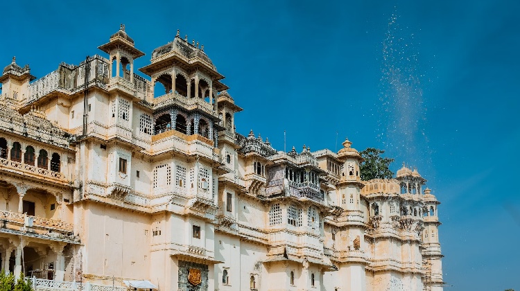 ¡Explora Udaipur! Disfruta un tour por la ciudad, ideal para familias. Visita palacios majestuosos y havelis históricos.