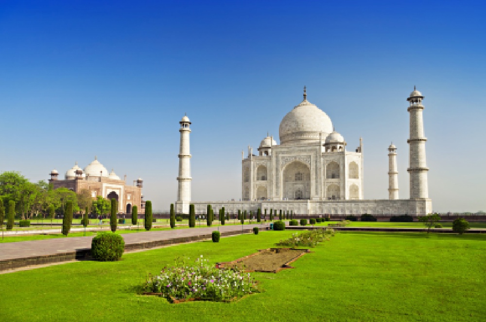 Guía sobre cómo llegar al Taj Mahal en coche, tren o avión, facilitando la planificación de tu visita a este famoso monumento en Agra, India.