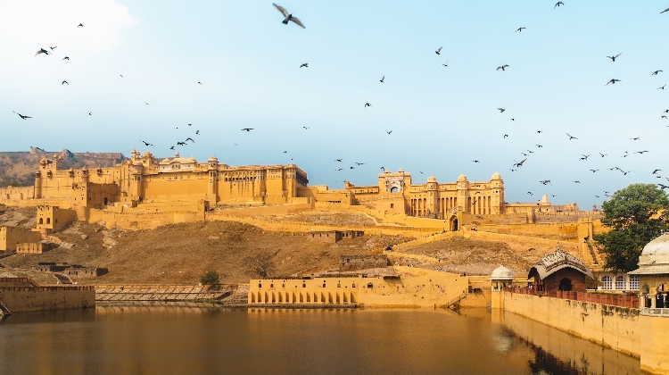 Vista panorámica del Fuerte Amer en Jaipur, con historia del fuerte y detalles sobre el boleto de entrada.