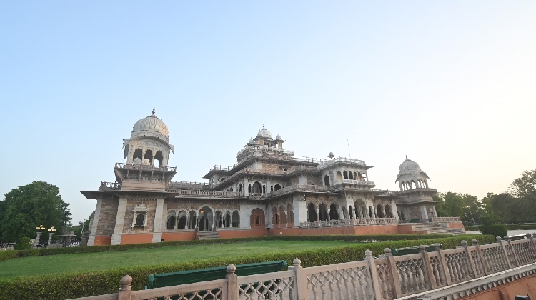 Fachada del Museo Albert Hall en Jaipur, con información sobre la entrada y horarios del Museo Albert Hall.