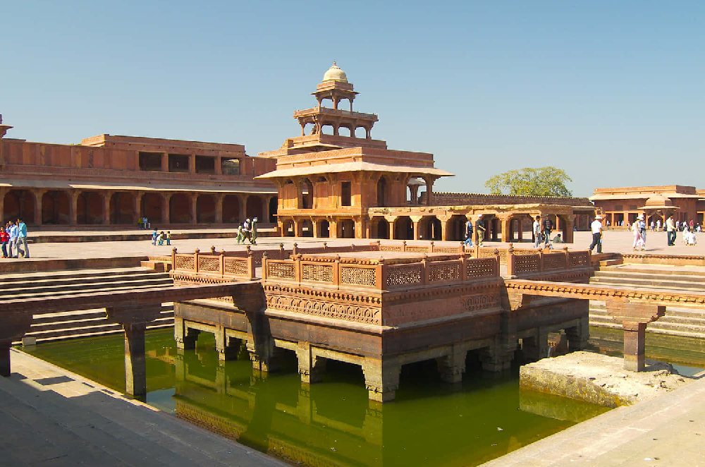 Descubre Fatehpur Sikri en Agra: información sobre su historia, arquitectura, horario de visita y consejos para un turismo inolvidable.