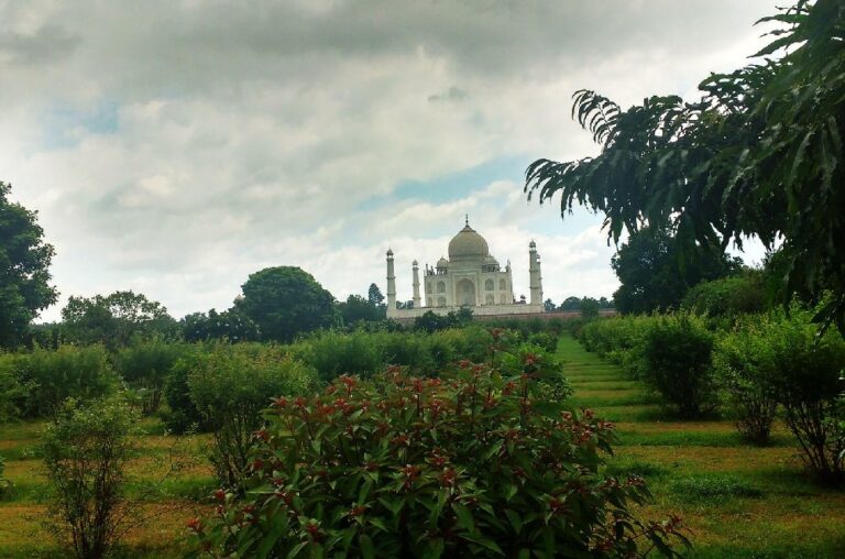 Vista panorámica de Mehtab Bagh con el Taj Mahal al fondo, lugar histórico y atracción turística en Agra, India.