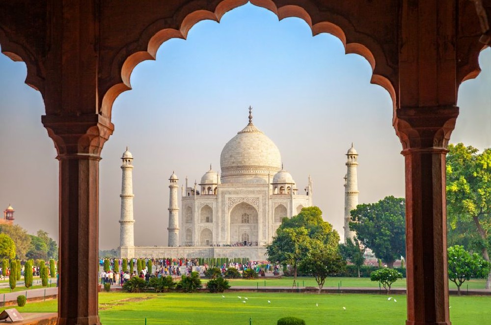 Taj Mahal: Conoce su historia, arquitectura, horario y planifica tu visita al Taj Mahal. Descubre todo sobre este monumento icónico.