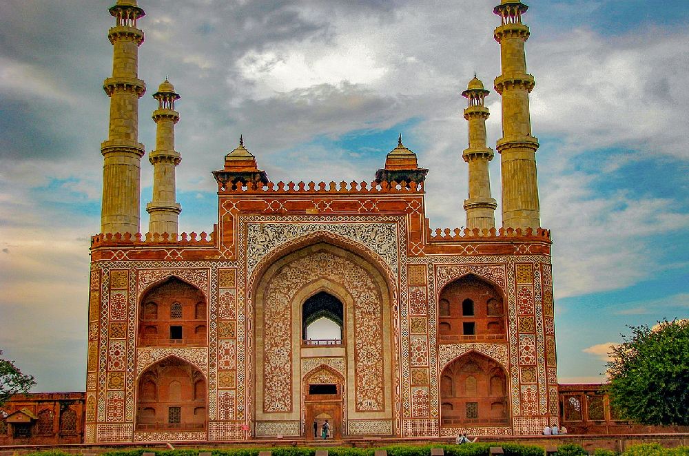 Imagen de la Tumba de Akbar con información sobre horarios, tarifas de entrada y su fascinante historia en Agra.