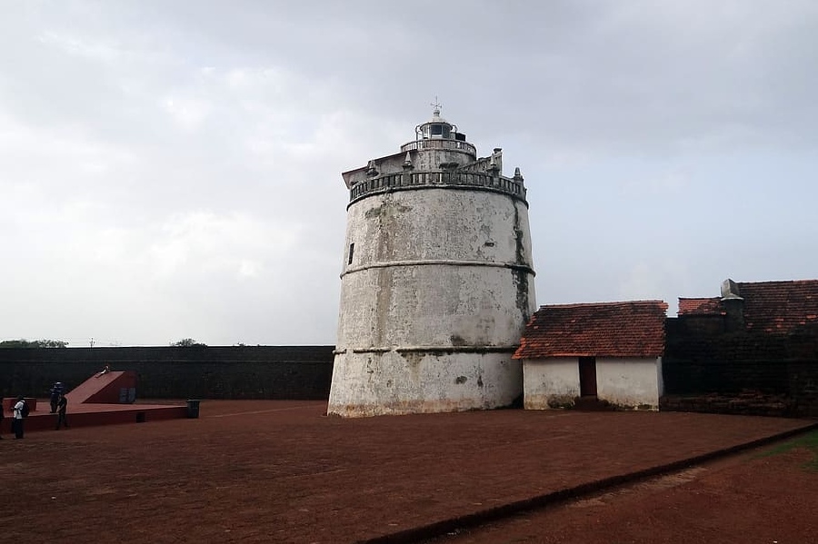 Descubre los fuertes históricos y ciudadelas de Goa, testigos de su pasado militar y cultural en la India.