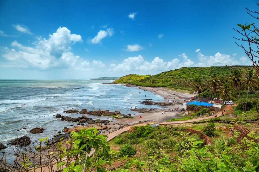 Descubre la Playa de Anjuna en Goa: Vida nocturna y emocionantes actividades para disfrutar en este destino costero.