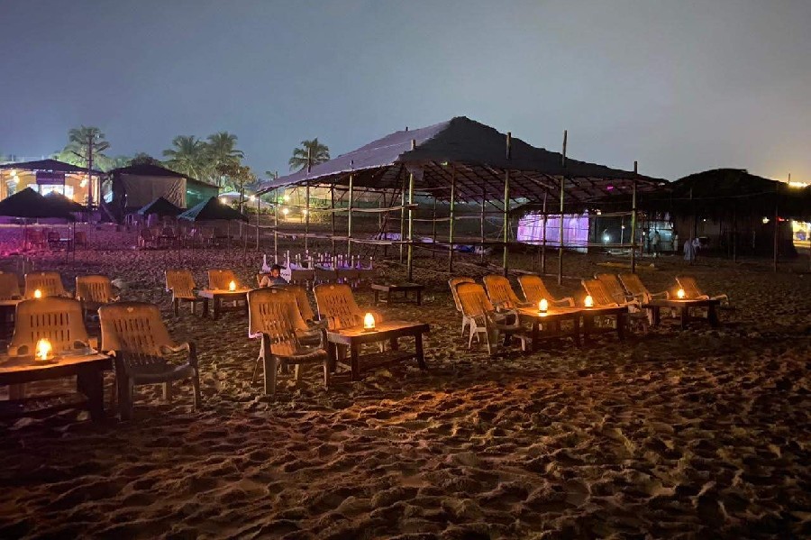 Descubre la vibrante Playa de Baga en Goa: vida nocturna, actividades emocionantes y deportes acuáticos en este destino costero único.