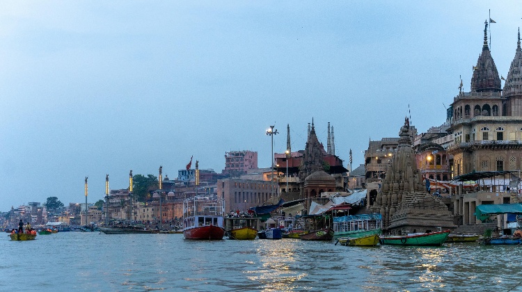 Descubre la historia de Varanasi y la antigua historia de Varanasi, incluida la historia de los templos de Kashi.