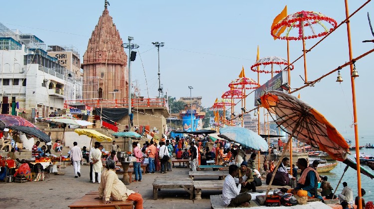 Visita los templos de Varanasi, incluyendo los antiguos templos de Kashi, destacados por su historia y arquitectura sagrada.