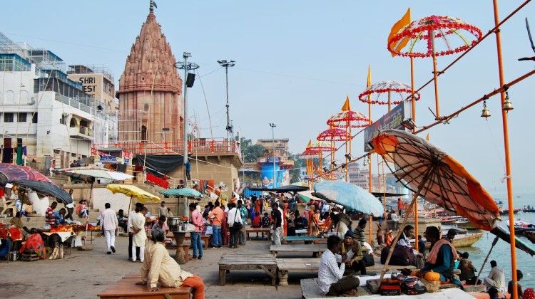 Visita los templos de Varanasi, incluyendo los antiguos templos de Kashi, destacados por su historia y arquitectura sagrada.