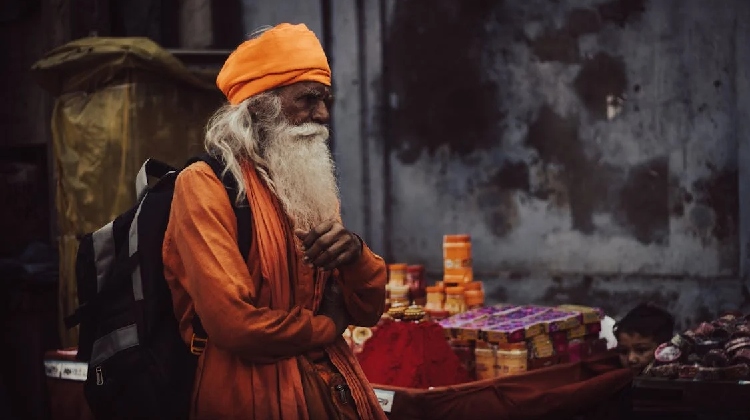 The Kashi Vishwanath Temple in Varanasi, a sacred Hindu temple dedicated to Lord Shiva. Keywords: templo kashi vishwanath, templo de Varanasi, sobre templo kashi.