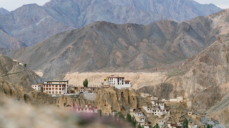 Imagen del Monasterio de Matho en Ladakh, también conocido como Matho Gompa. Vista panorámica del Monasterio de Matho en Ladakh con su arquitectura tradicional y entorno montañoso.