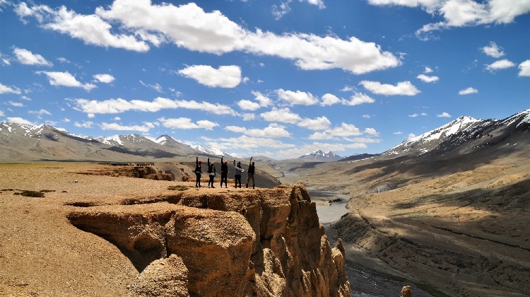 Imagen del Monasterio de Phuktal en Ladakh, también conocido como Phuktal Gompa. Vista panorámica del Monasterio de Phuktal en Ladakh con su arquitectura única integrada en el paisaje montañoso.