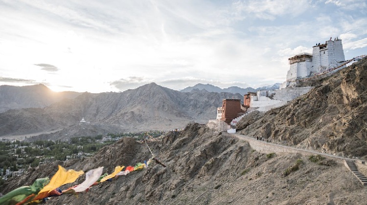 Imagen del Monasterio de Phyang en Ladakh, conocido también como Gompa de Phyang. Vista panorámica del Monasterio de Phyang en Ladakh con su arquitectura tradicional y paisaje montañoso.