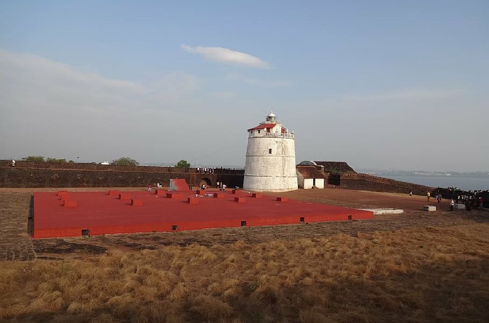 Descubre el histórico Fuerte de Aguada en Goa con su dirección y ubicación, información detallada y vibrante vida nocturna.