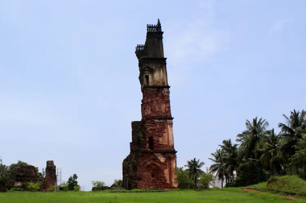 Ruinas de la Iglesia de San Agustín en Goa, famosa por su historia, arquitectura barroca y ubicación en Velha Goa. Accesible desde Panaji y Karmali.