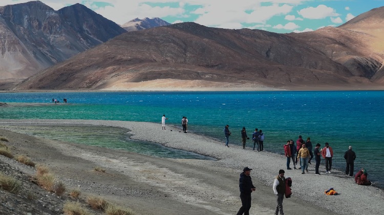 Grupo de excursionistas haciendo trekking desde Padum a Lamayuru en un emocionante tour por las montañas de Ladakh.