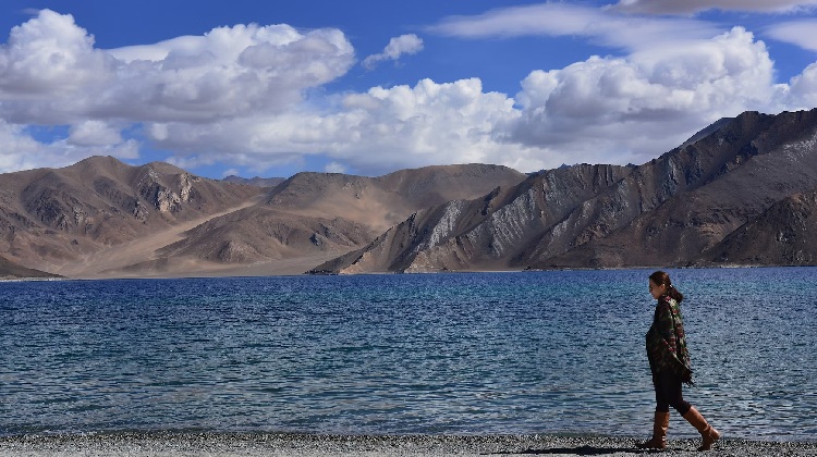 Vista panorámica del lago Pangong Tso en el Himalaya durante una visita a Ladakh, India.