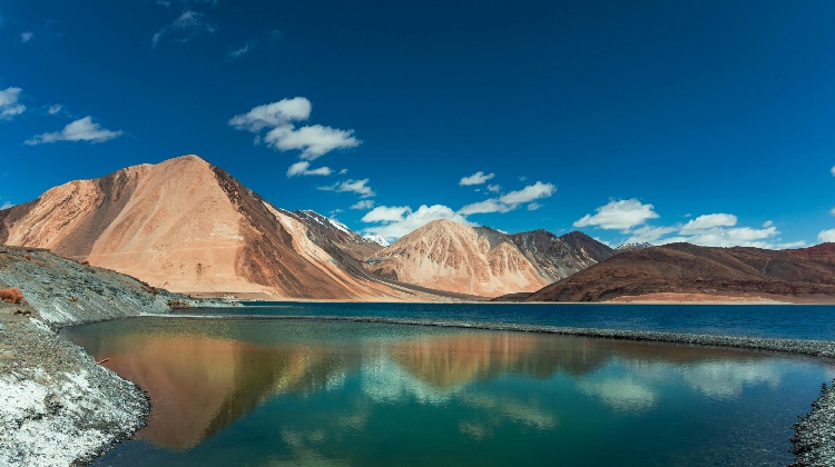 Safari en jeep al lago Tsomoriri, exploración del pintoresco Valle de Tsomoriri en Ladakh, India, con vistas al tranquilo Lago Tsomoriri.