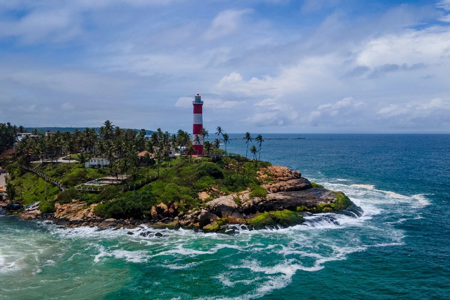 Descubre Kovalam, Kerala: visita las playas doradas, paquetes turísticos y cómo viajar a este paraíso costero en el sur de India.