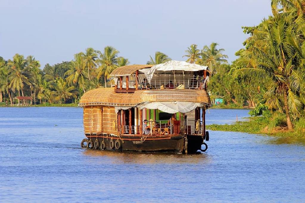 Descubre cómo llegar a Kerala por carretera, tren o aire para una experiencia de viaje conveniente a este destino turístico único.