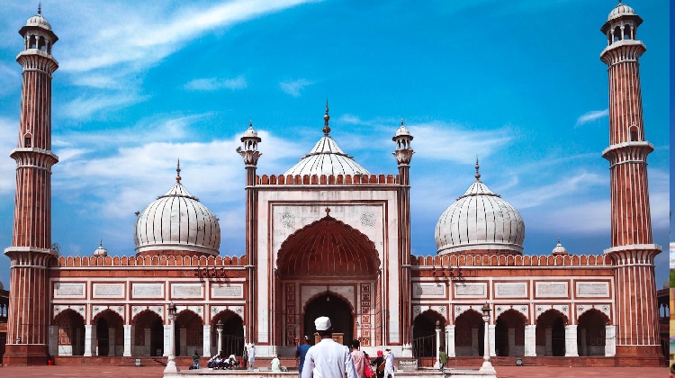 La impresionante Jama Masjid en Delhi, una atracción emblemática de la ciudad. Descubre la historia de Jama Masjid, una de las mezquitas más grandes de India y un importante sitio histórico y religioso en Delhi."