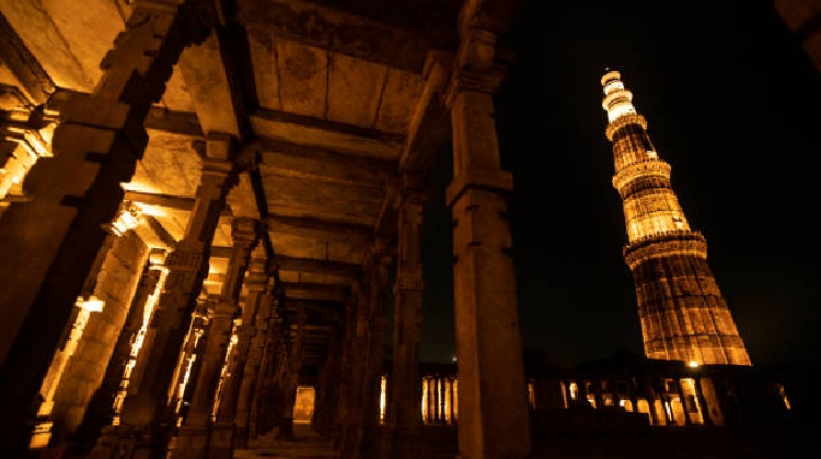 "Qutub Minar en Delhi, una famosa atracción turística. Explora la historia de Qutub Minar, el minarete de ladrillos más alto del mundo y un sitio del Patrimonio Mundial de la UNESCO."