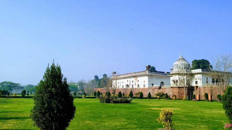 "Raj Ghat en Delhi, sitio histórico de Mahatma Gandhi. Descubre la historia de Raj Ghat, una visita imprescindible en tu guía de viaje a Delhi."