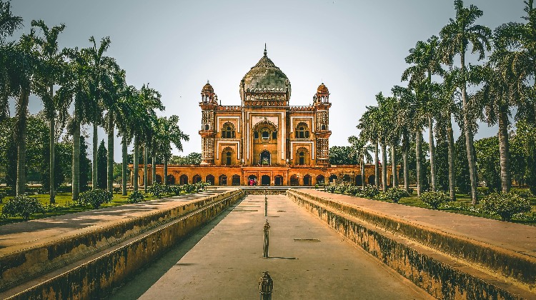 "Tumba de Safdarjung en Delhi, monumento histórico significativo. Conoce la historia de la Tumba de Safdarjung y su ubicación en Delhi."