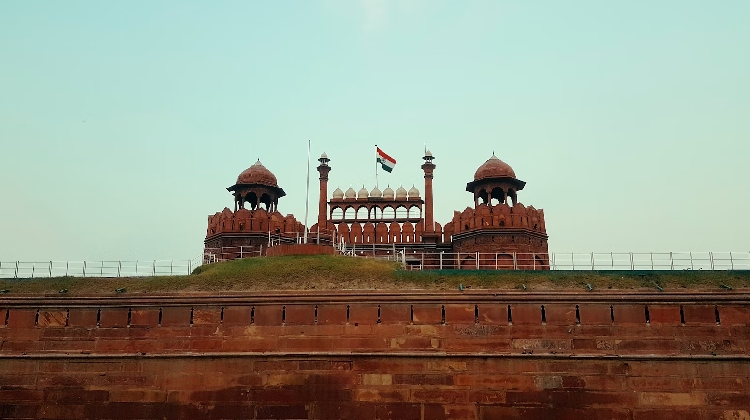 Aquí tienes el texto alternativo optimizado para SEO en español: "Imagen del Fuerte Rojo en Delhi, conocido también como Red Fort. Explora la historia del Fuerte Rojo, un emblemático patrimonio histórico de la India."