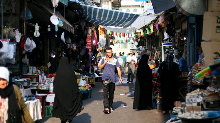 Imagen del Chor Bazaar en Delhi, conocido por sus mercados variados y el ambiente vibrante de compras.