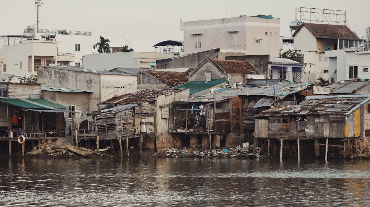 Barrio de Dharavi: Descubre más sobre este famoso barrio de Mumbai y los tours disponibles para explorarlo a fondo.