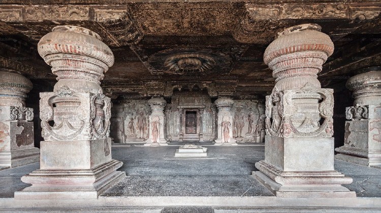 Imagen de las cuevas de Ellora en Aurangabad, destacando la historia y cómo llegar a este sitio histórico. Información sobre las cuevas en Mumbai para explorar su rica herencia cultural.