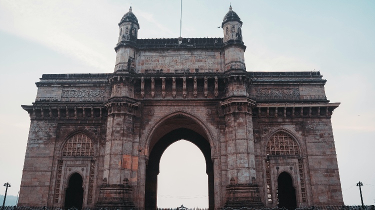 Imagen de la Puerta de la India en Mumbai, destacando su historia y cómo llegar a este emblemático sitio. Más información sobre las cuevas en Mumbai y su fascinante patrimonio cultural.