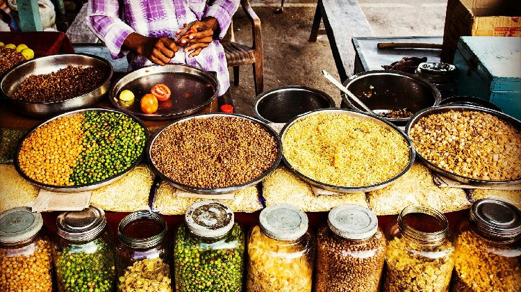 Imagen de comida callejera en Mumbai, destacando la famosa comida callejera de la ciudad. Descubre también las cuevas en Mumbai y su riqueza cultural.