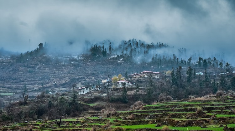 Imagen de la cultura de Uttarakhand, destacando la arquitectura y tradiciones características de la región.