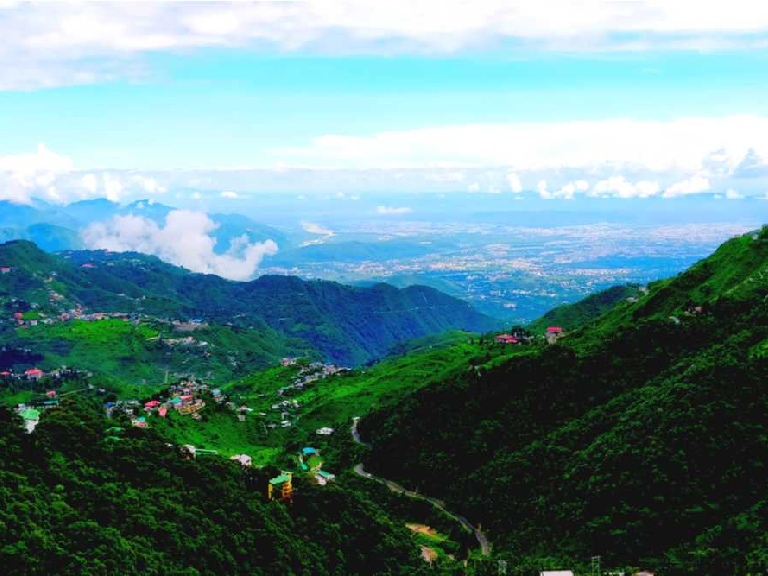 Descubre las visitas turísticas en Dehradun, cómo llegar, la mejor época para visitar y qué hacer en esta encantadora ciudad india.