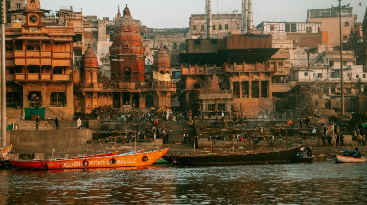 Imagen de Manikarnika Ghat, mejor época para visitar y cómo llegar al famoso ghat en Varanasi.