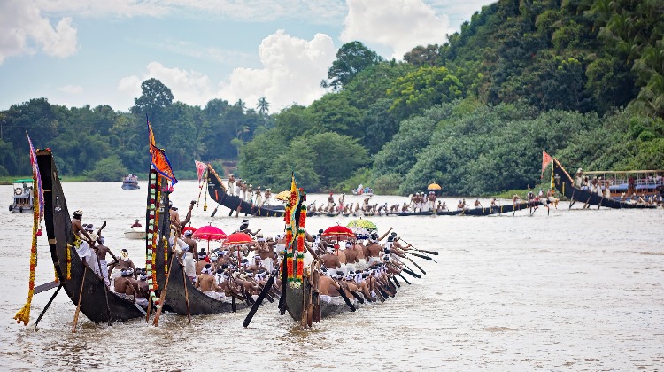 Imagen de ferias y festivales en Kerala, destacando un famoso festival en la región.