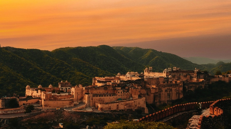 Imagen de un palacio en Rajasthan durante un tour de viaje por Rajasthan de 13 días. Descubre nuestro paquete turístico de Rajasthan con experiencias únicas y paisajes impresionantes.