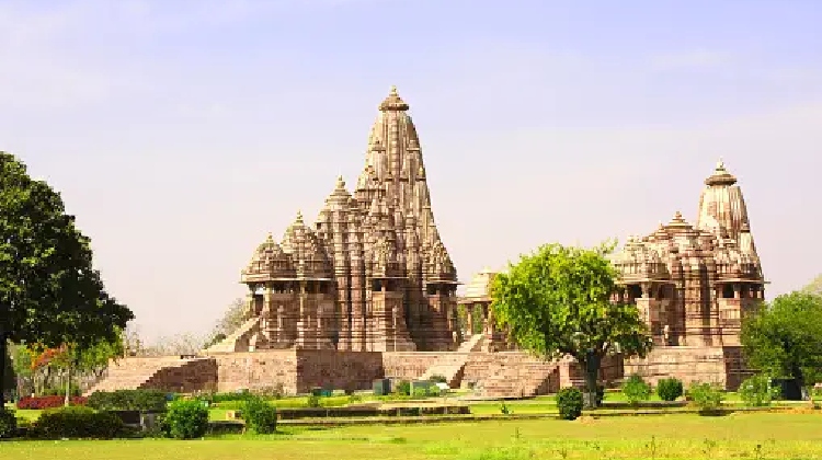 Imagen de un templo durante un tour de Templos Kamasutra de 17 días en India, destacando la belleza arquitectónica y espiritual de los lugares sagrados.