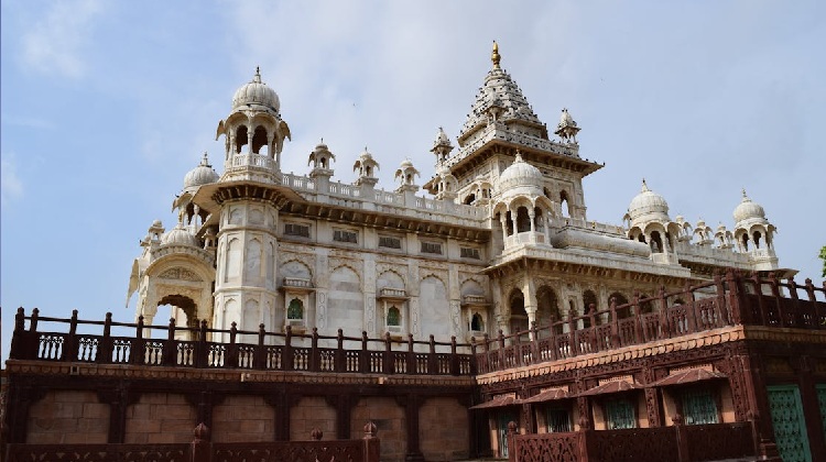 Explora Aipur y Jodhpur en un tour de 9 días. Descubre la magia de Jodhpur con Jaipur en este emocionante viaje de 9 días.