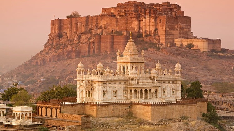 Explora Rajasthan con paquetes turísticos de 13 días, visitando fuertes y palacios impresionantes. Vive la magia de Rajasthan en 13 días.