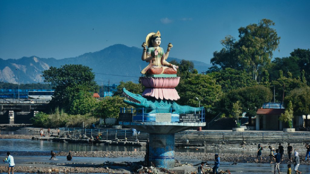 Imagen de paisaje sagrado en Haridwar con Rishikesh, incluyendo un tour de 10 días con actividades turísticas y espirituales.