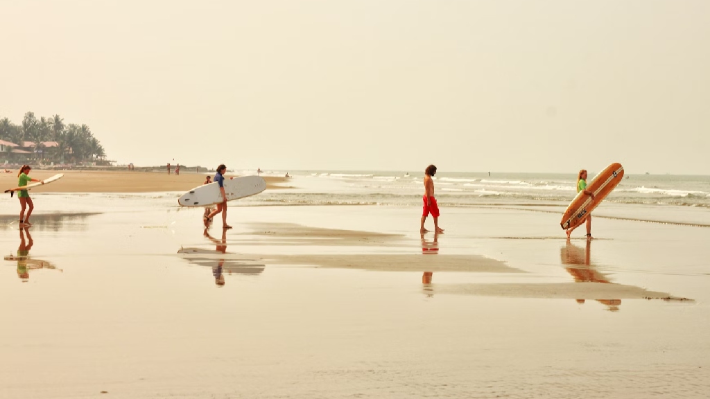Imagen de un tour de luna de miel en Goa, destacando playas paradisíacas y experiencias románticas en el destino turístico.