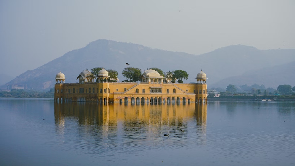 Imagen de un tour por Rajasthan con estaciones de montaña, destacando un tour de 10 días en Rajasthan con paisajes variados y culturales.