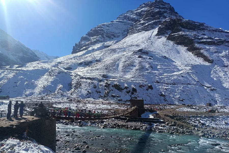 Imagen de un folleto de viaje que destaca el "Paquete de Tour de 8 Días en Himachal", incluyendo detalles sobre el "Paquete de Tour en Himachal" y el "Tour de 8 Días en Himachal".